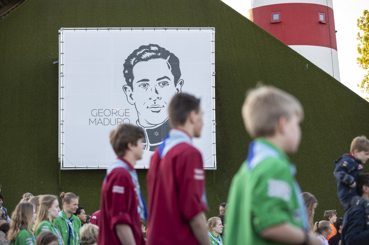 scouts tijdens de Nationale Kinderherdenking